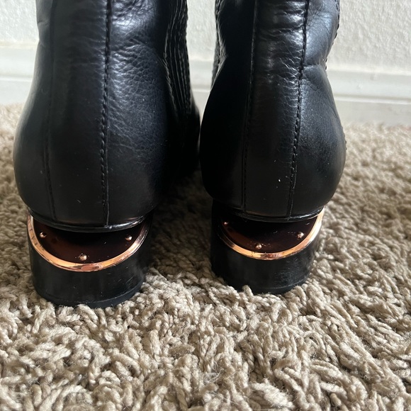 Alexander Wang Anouck Chelsea Classic Boots
Size 37.5 - Picture 3 of 6